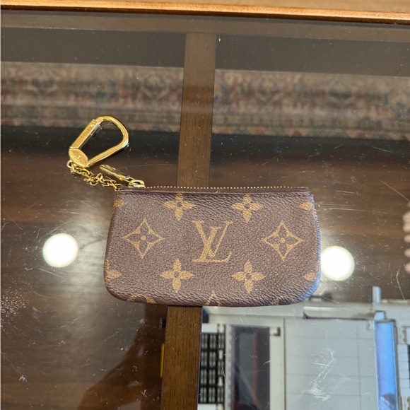 Louis Vuitton Monogram Canvas Key Holder - Picture 2 of 4